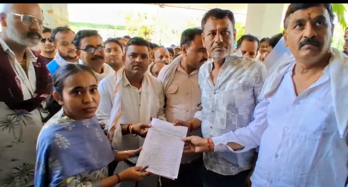 आबादी क्षेत्र की भूमि के पट्टे दिलाने की मांग, जागेश्वर धाम बांदकपुर के व्यापारियों ने कलेक्टर से की मुलाकात.