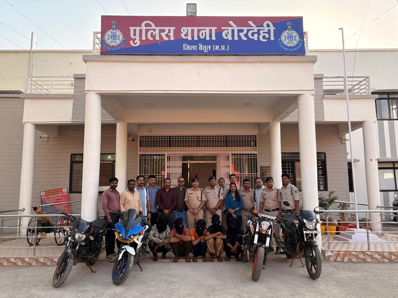 *लाख की सनसनीखेज लूट का खुलासा, 5 आरोपी गिरफ्तार*  *बोरदेही पुलिस की बड़ी सफलता,मास्टर माइंड फरार; 10 हजार का इनाम घोषित*