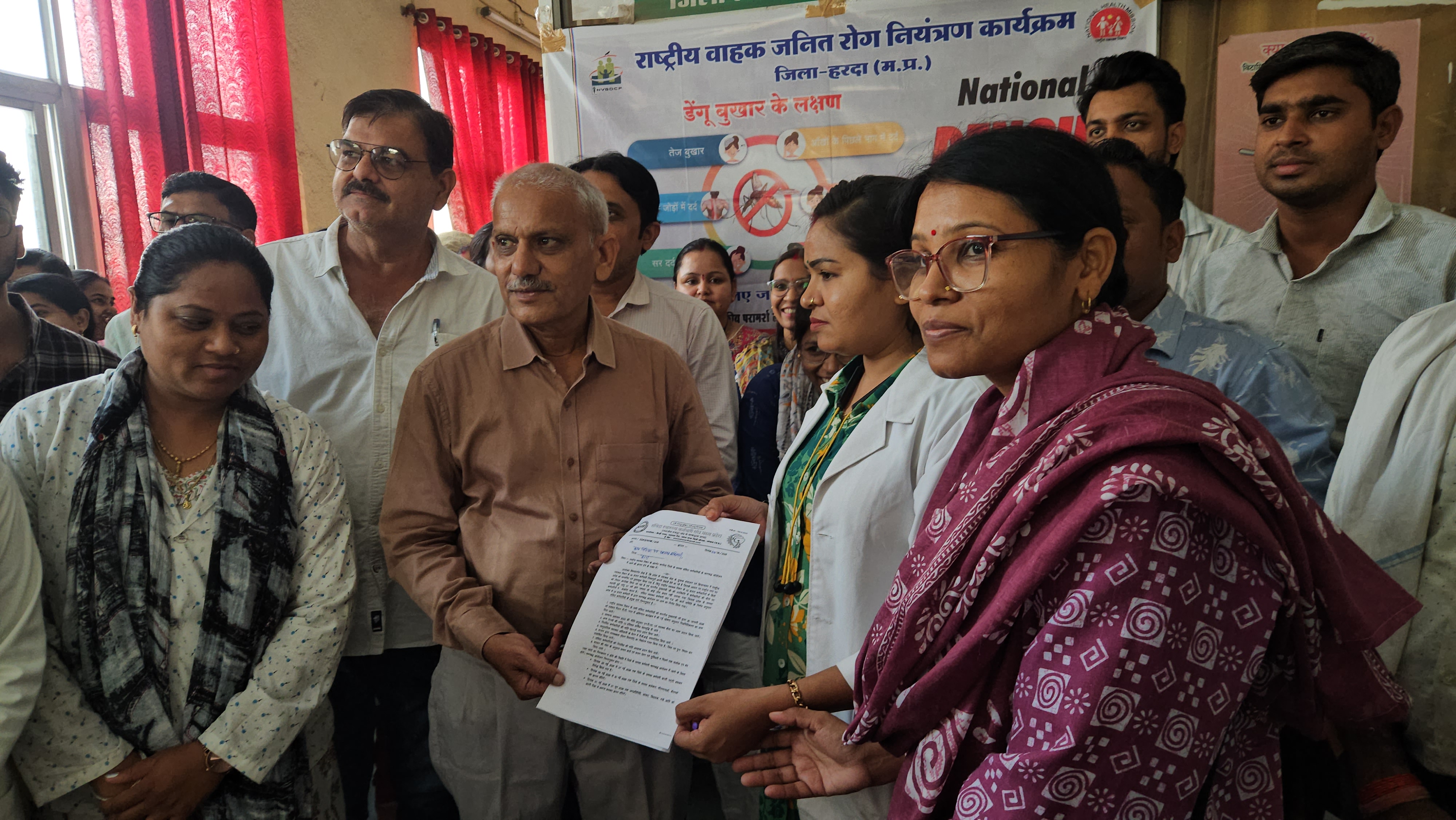 हरदा जिला मुख्यालय पर संविदा स्वास्थ्य कर्मियों ने अपनी विभिन्न 8 सूत्रीय मांगों को लेकर आंदोलन की शुरुआत कर दी है। 