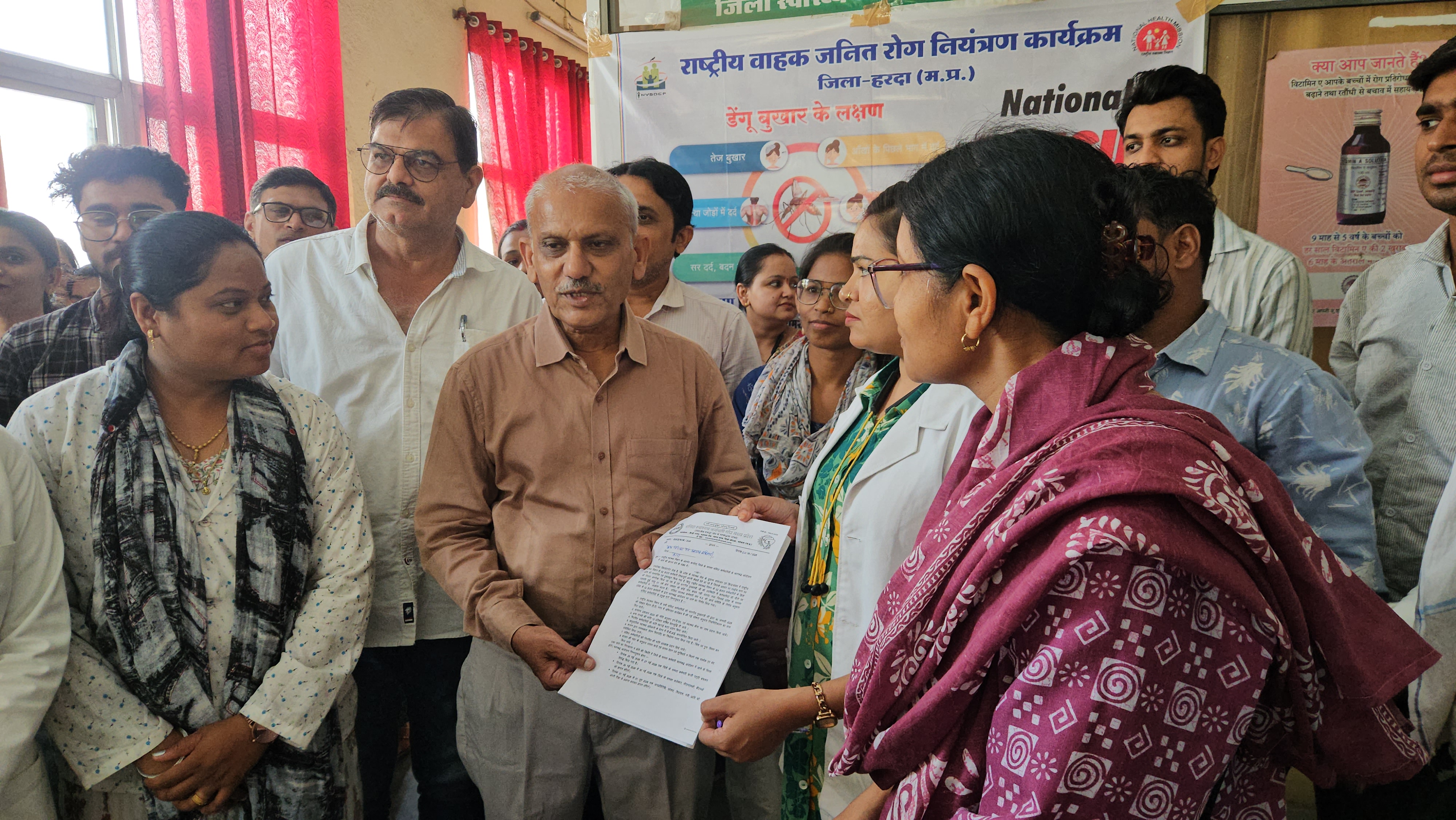 हरदा जिला मुख्यालय पर संविदा स्वास्थ्य कर्मियों ने अपनी विभिन्न 8 सूत्रीय मांगों को लेकर आंदोलन की शुरुआत कर दी है। 