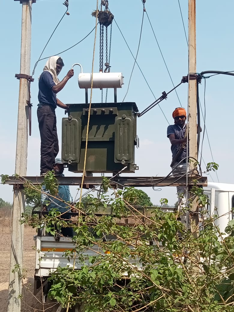बकाया बिजली बिल पर कड़ी कार्रवाई: उपभोक्ता का ट्रांसफार्मर हटाया गया