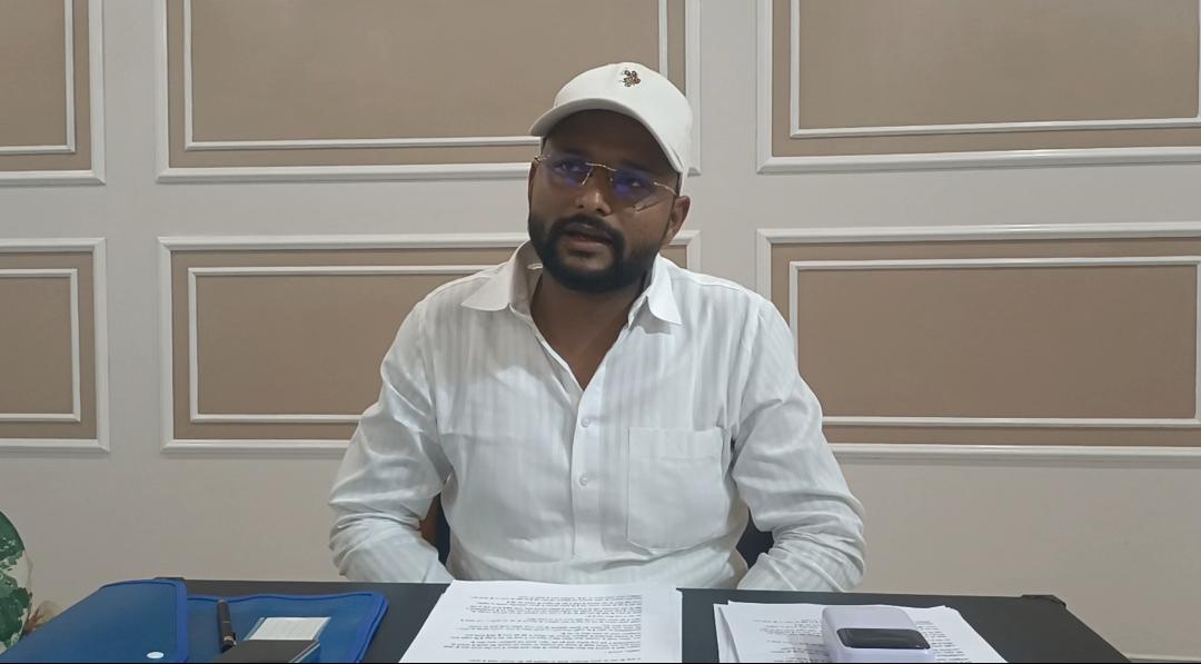 शारदा OCM विवाद में नगर परिषद बकहो उपाध्यक्ष वैभव विक्रम सिंह का तीखा पलटवार, बोले— “गरीबों के हक़ की लड़ाई को दबाने नहीं देंगे”
