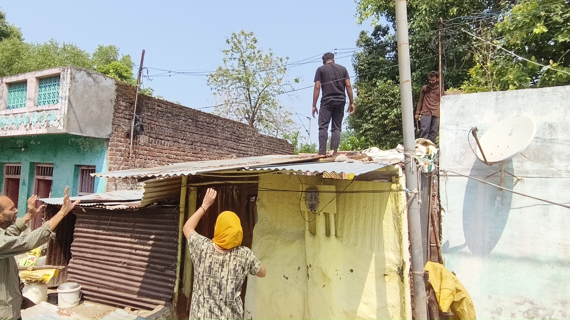रेलवे से अंतिम नोटिस मिलने के बाद अपने आशियाने को अपने ही हाथों से तोड़ने को मजबूर हुए रहवासी