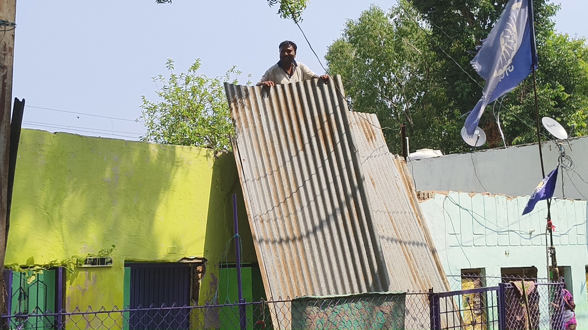 रेलवे से अंतिम नोटिस मिलने के बाद अपने आशियाने को अपने ही हाथों से तोड़ने को मजबूर हुए रहवासी