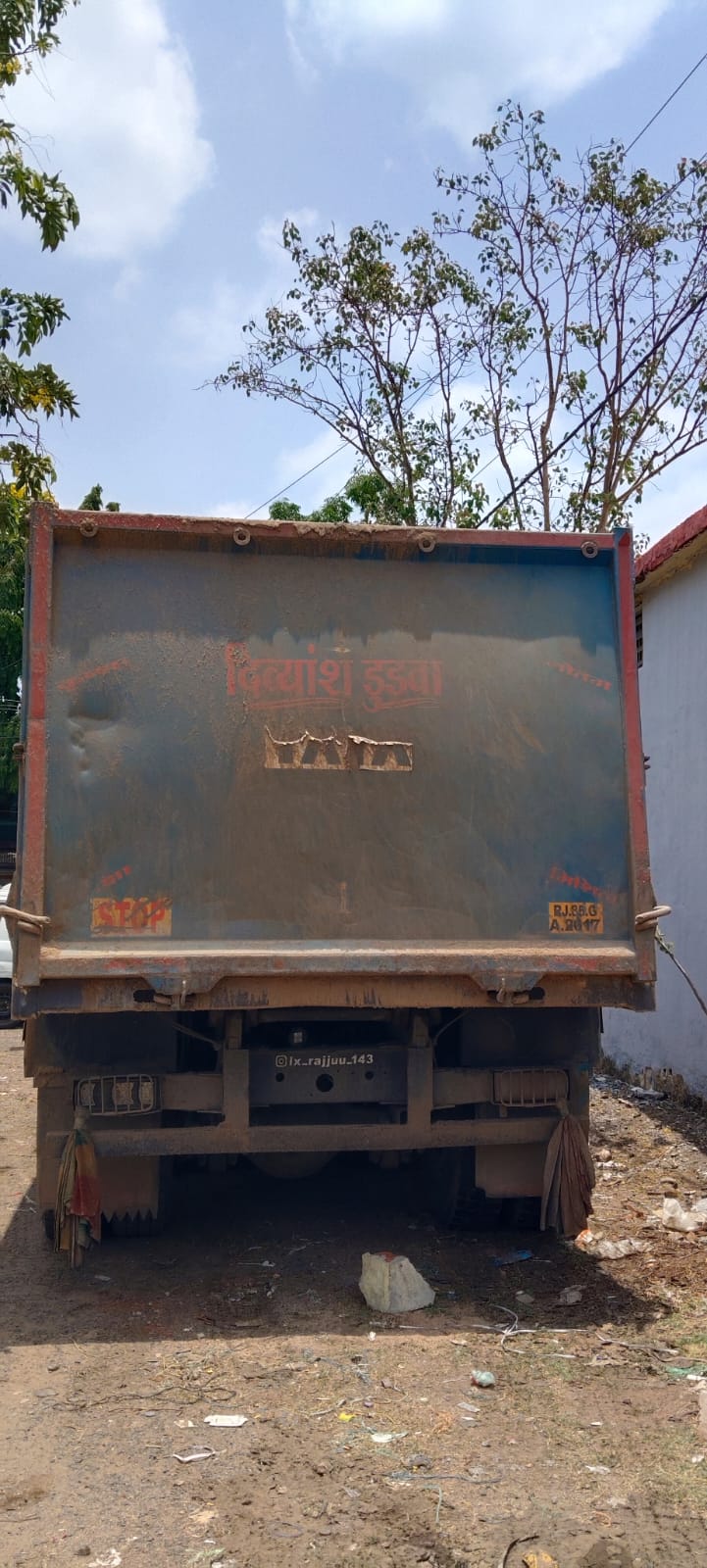 रात में दबिश, अवैध रेत से भरा डंपर जब्त खनिज विभाग की कार्रवाई, ओ