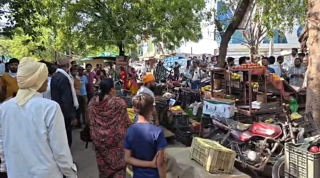 नगर पालिका एवं जिला प्रशासन ने नगर के मुख्य मार्गो सरकारी भूमि से अतिक्रमण हटाने की कार्यवाही की सब्जी,फल विक्रेताओं ने जताया विरोध 