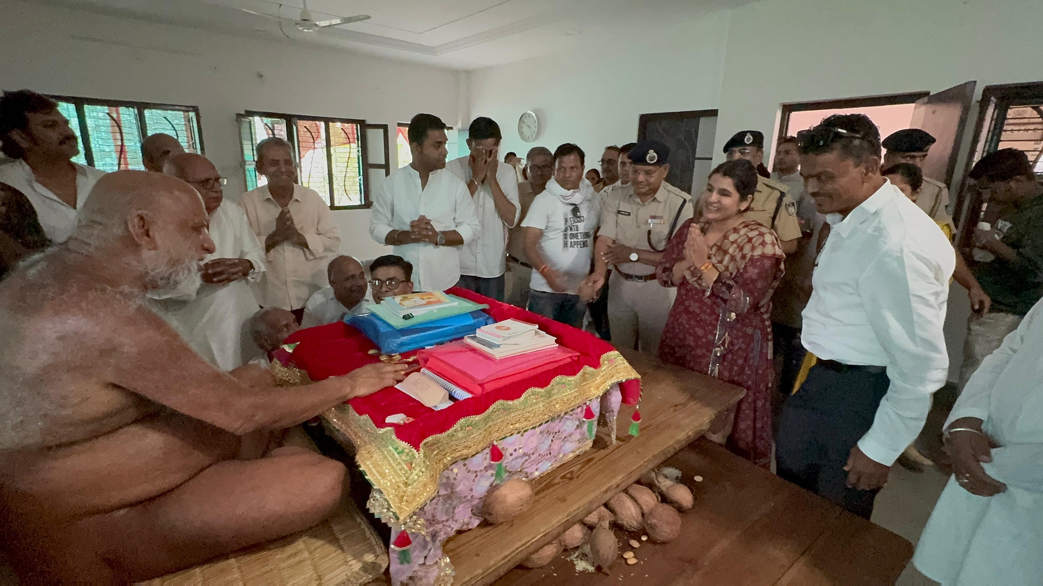 *गुना पुलिस अधीक्षक हितिका वांसल ने मुनिपुंगव सुधासागर जी महाराज के किए दर्शन*  गुना। शहर में आयोजित धार्मिक कार्यक्रमों के बीच गुना पुलिस अ