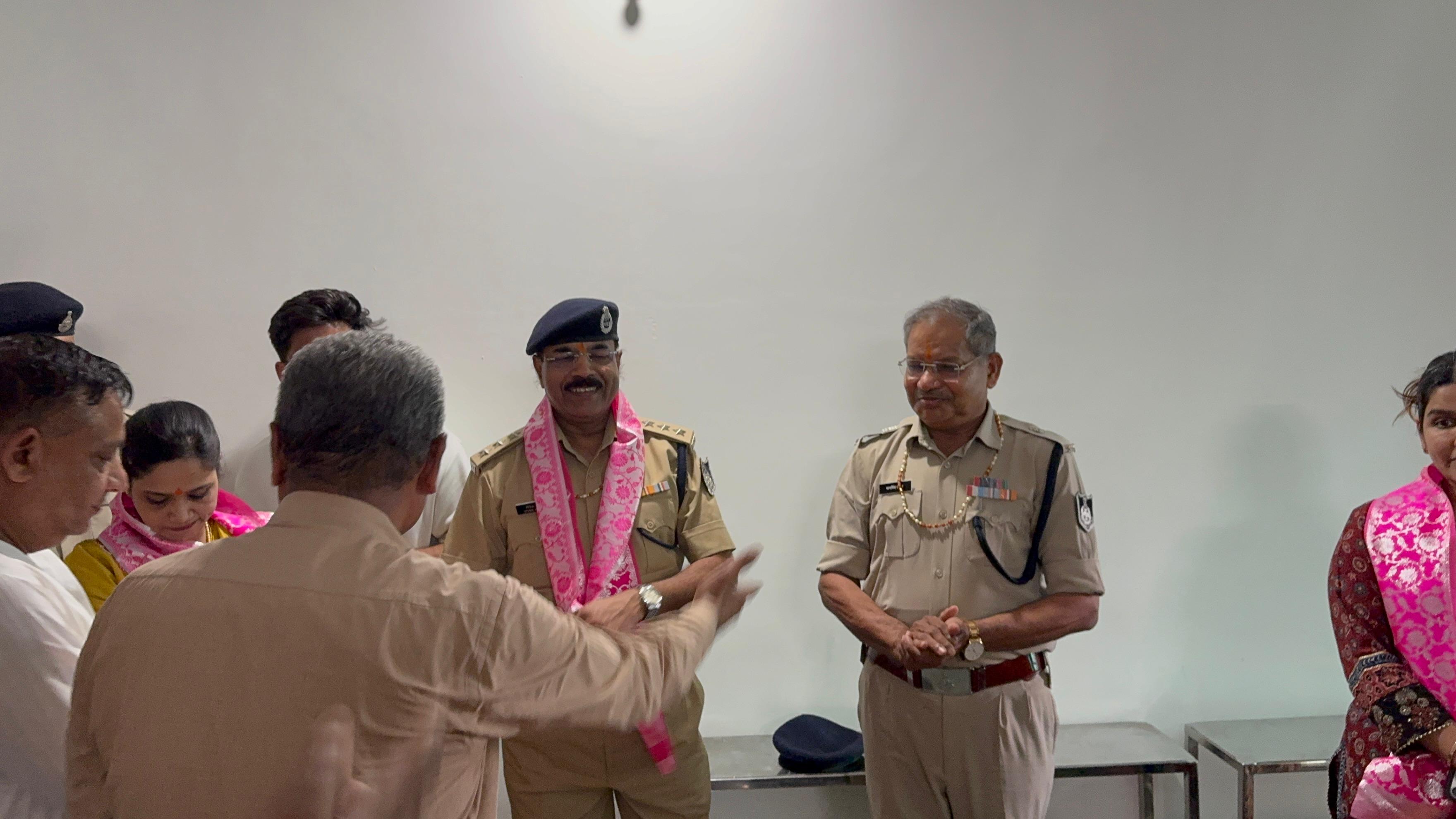 गुना में पुलिस अधीक्षक ने सुधासागर महाराज के किए दर्शन