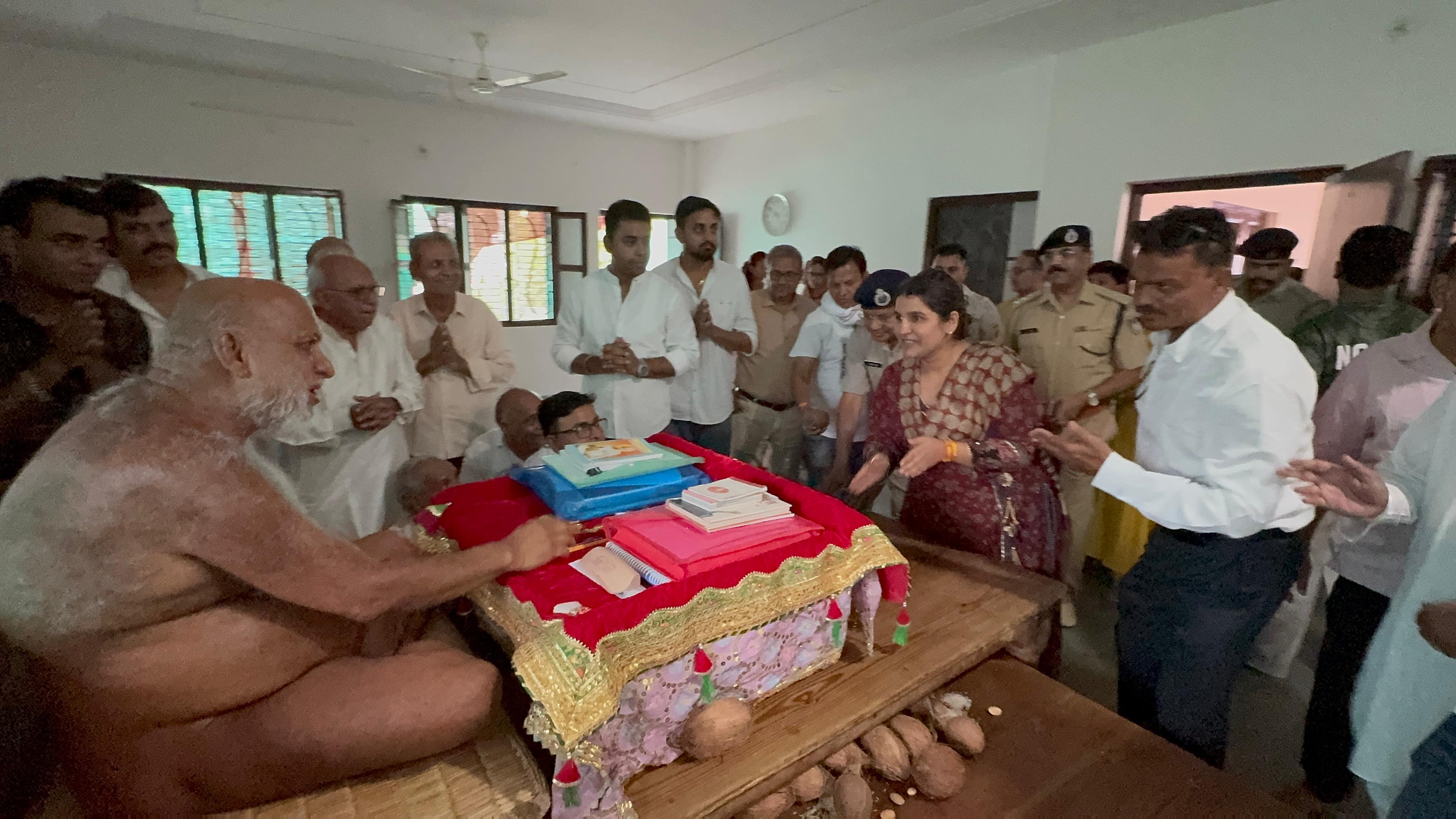 गुना में पुलिस अधीक्षक ने सुधासागर महाराज के किए दर्शन