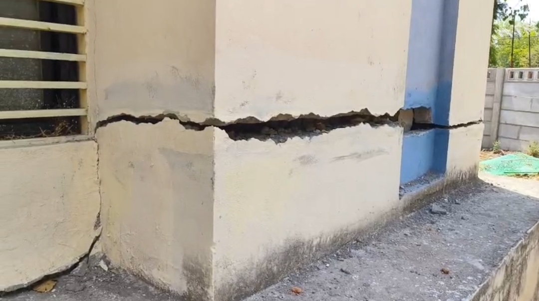 हरदा PIU का कारनामा,घटिया निर्माण के चलते 1 वर्ष में ही जर्जर हुआ SDM कार्यालय कलेक्टर ने सीघ्र मरम्मत के दिए आदेश निर्माण एजेंसी मौन 