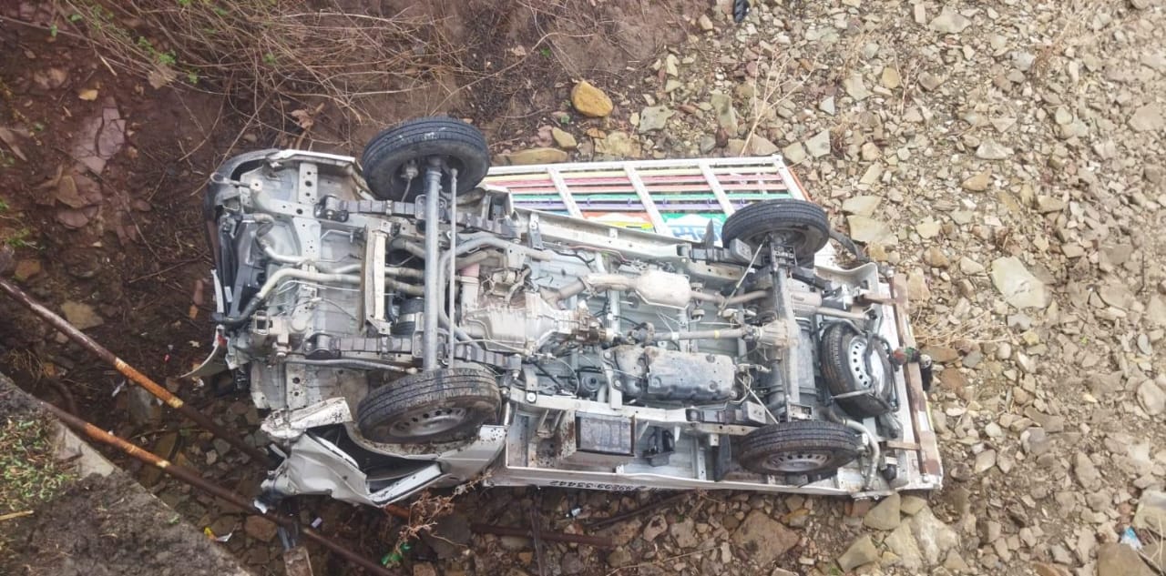 टाकरदा मोड़ पर टेम्पो -ट्रेलर की भीषण टक्कर, चालक गंभीर घायल 