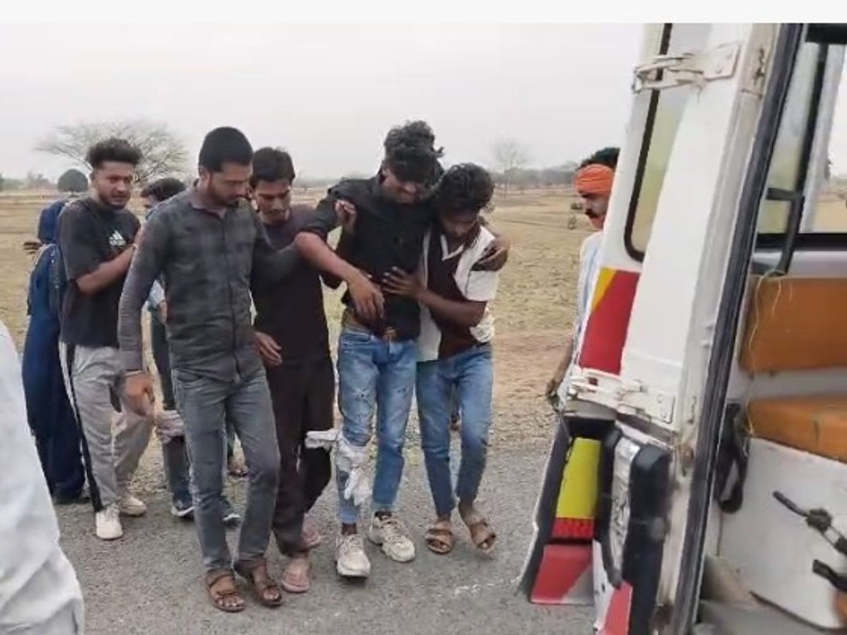 पन्ना: सलेहा मार्ग पर बाइक का टायर फटने से दो युवक गंभीर रूप से घायल