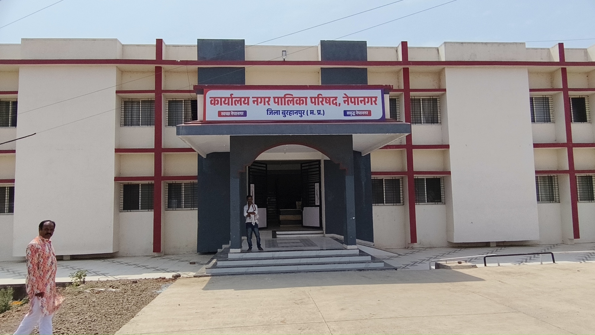 नेपानगर में  ई कचरा वाहन को धक्का मारते हुए नगर पालिका कर्मचारियों का वीडियो हुआ वायरल 