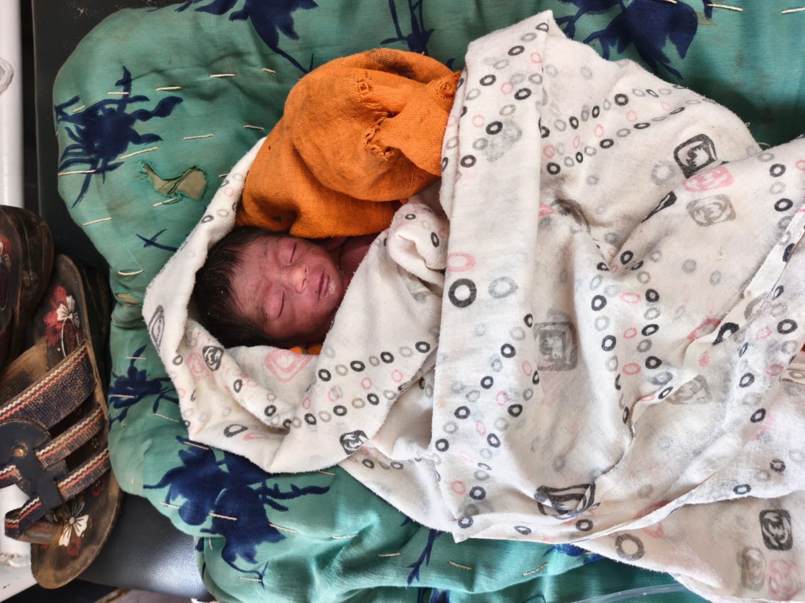 जंगल में हुआ नवजात शिशु का जन्म, आरोग्य केंद्र पर लटका मिला ताला, ग्रामीणों का बढा आक्रोश