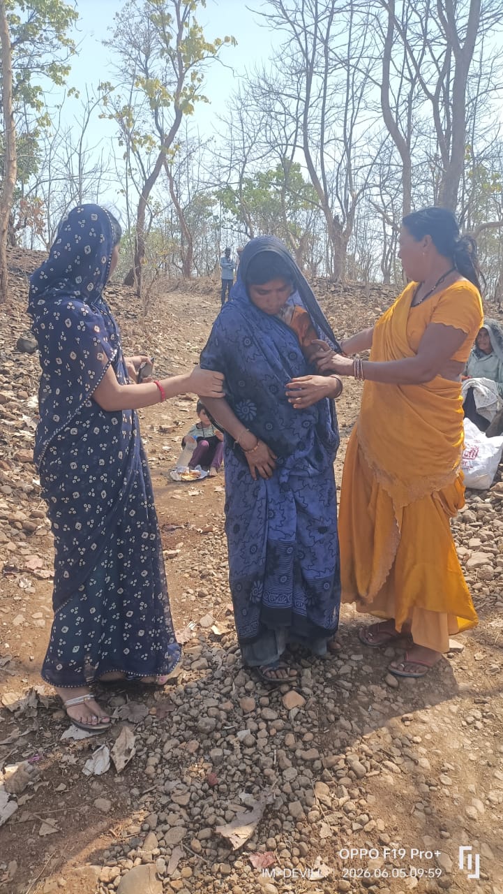 जंगल में हुआ नवजात शिशु का जन्म, आरोग्य केंद्र पर लटका मिला ताला, ग्रामीणों का बढा आक्रोश