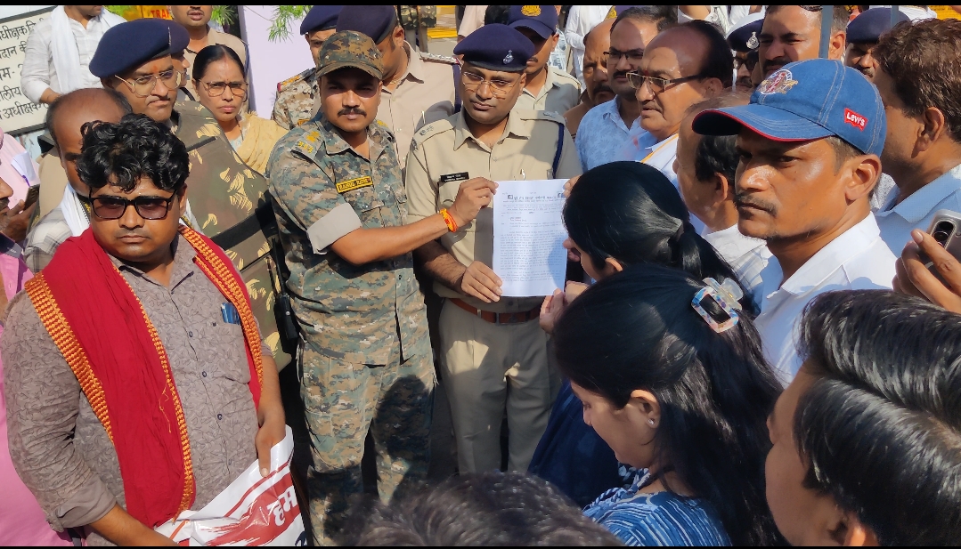 जतारा बिजली कार्यालय में हमले पर भड़के कर्मचारी, एसपी कार्यालय का घेराव कर की एफआईआर की मांग