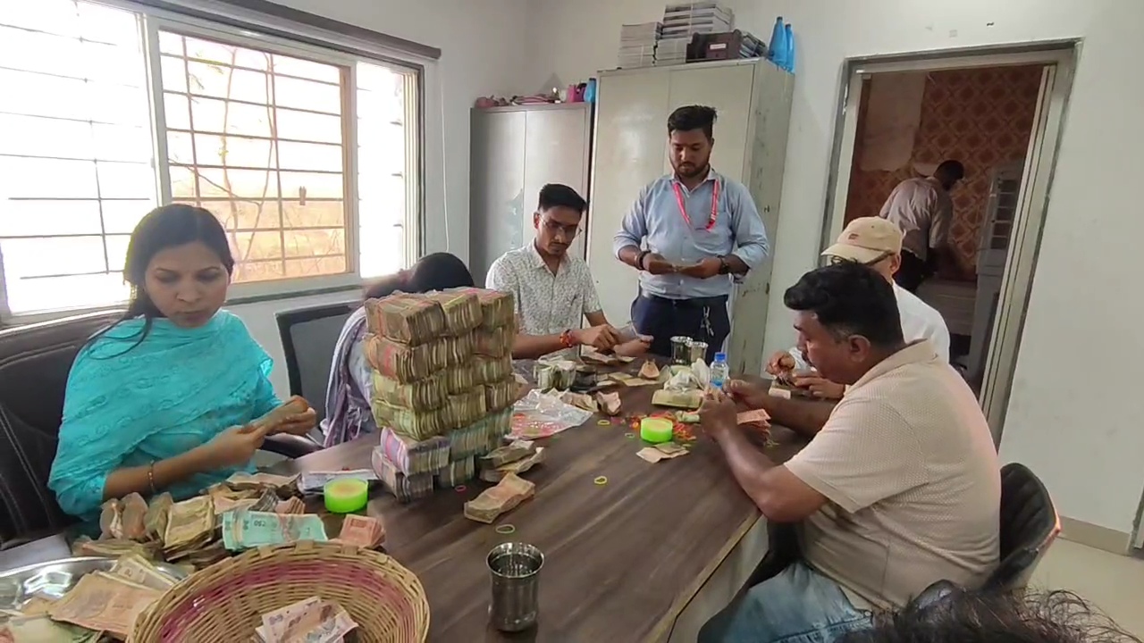 देवास माता टेकरी पर दान की गिनती ।