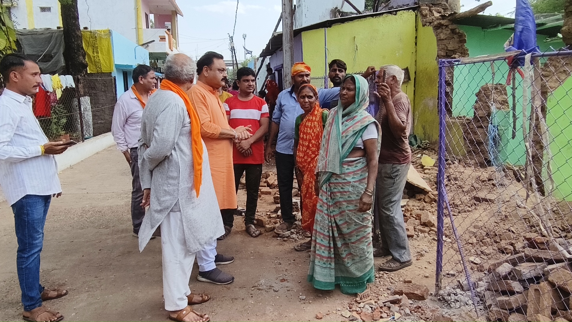 रेलवे द्वारा हटाए जा रहे हैं मकान को, विधायक द्वारा राजस्व की भूमि रहने के लिए आवंटित कराई