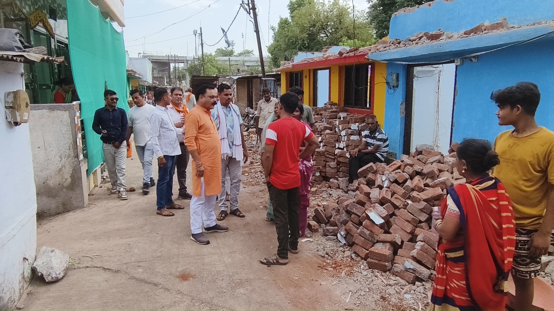 रेलवे द्वारा हटाए जा रहे हैं मकान को, विधायक द्वारा राजस्व की भूमि रहने के लिए आवंटित कराई