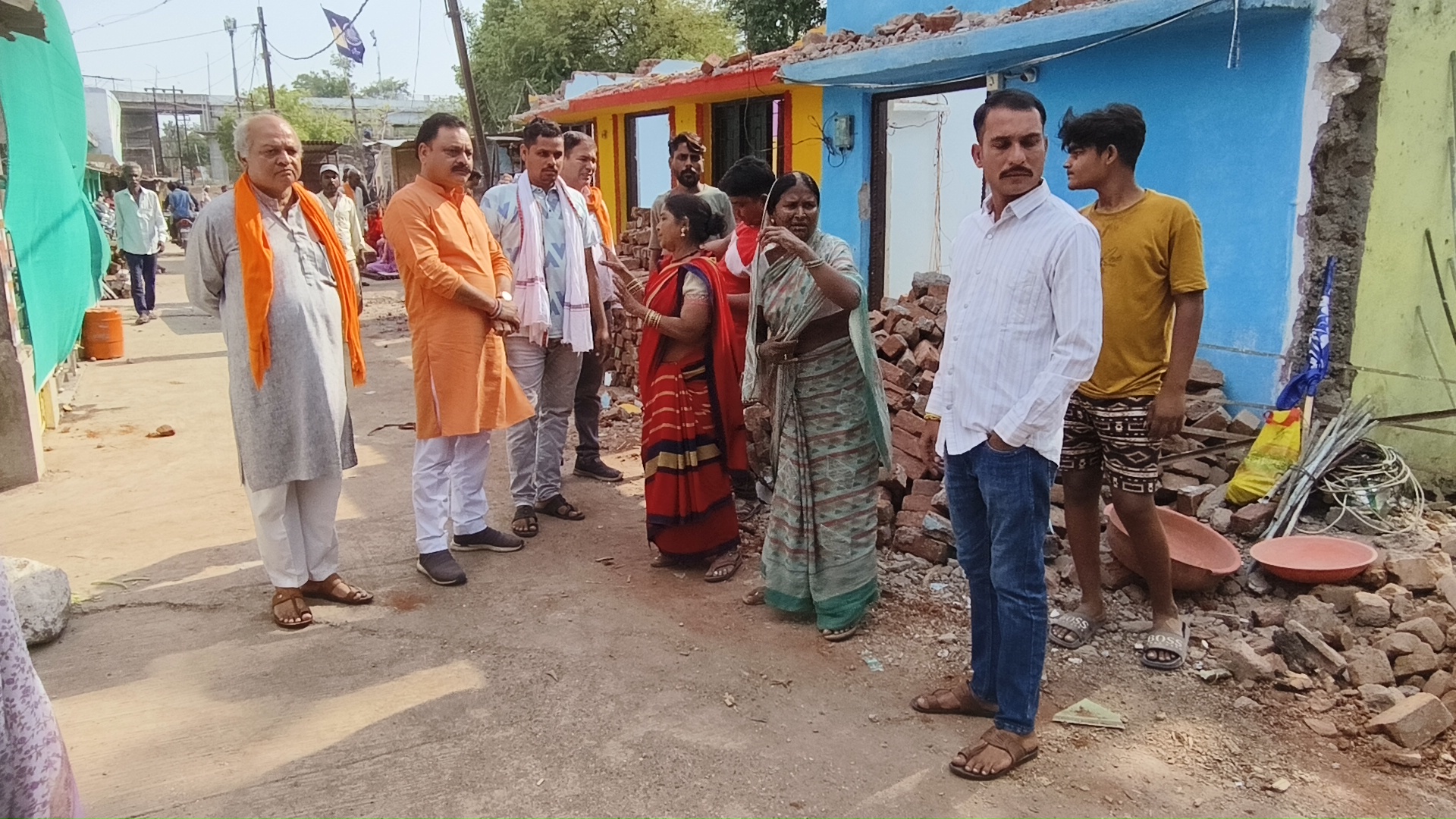 रेलवे द्वारा हटाए जा रहे हैं मकान को, विधायक द्वारा राजस्व की भूमि रहने के लिए आवंटित कराई