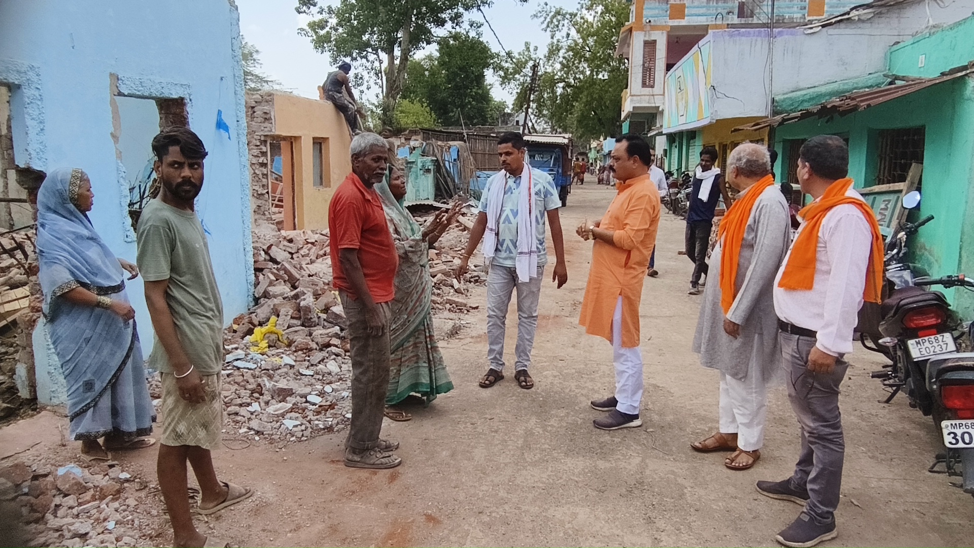 रेलवे द्वारा हटाए जा रहे हैं मकान को, विधायक द्वारा राजस्व की भूमि रहने के लिए आवंटित कराई