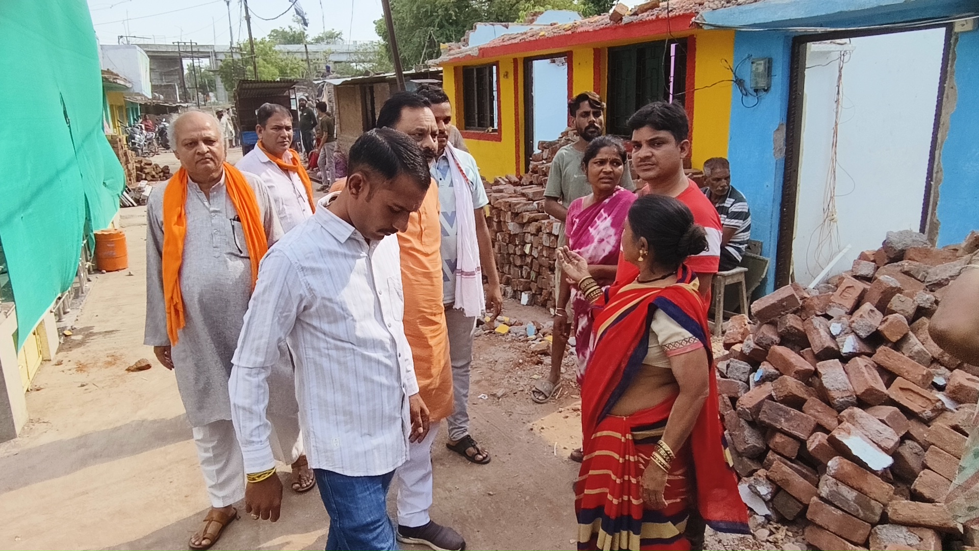 रेलवे द्वारा हटाए जा रहे हैं मकान को, विधायक द्वारा राजस्व की भूमि रहने के लिए आवंटित कराई