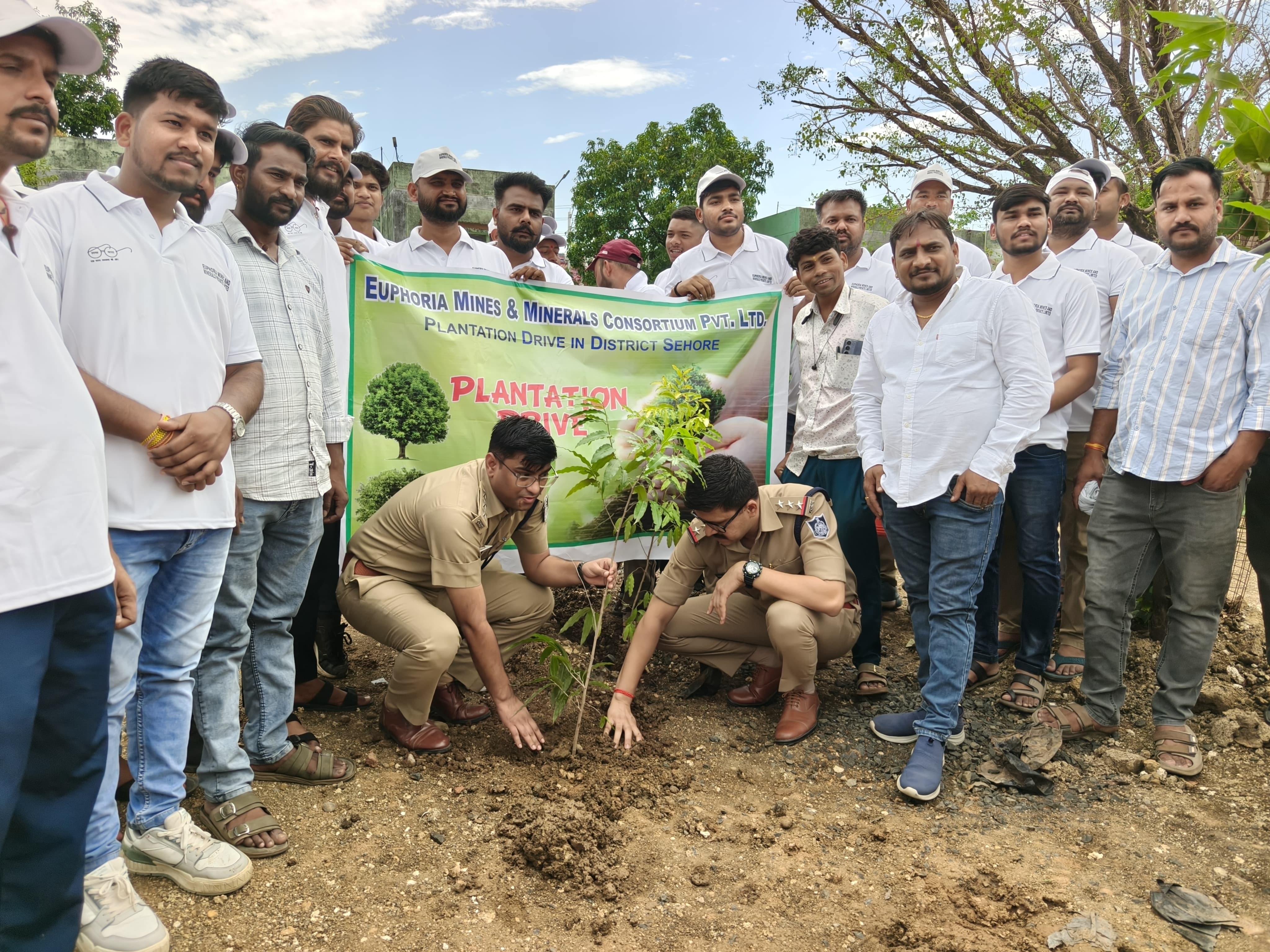 विश्व पर्यावरण दिवस पर भैरूंदा में हुआ पौधारोपण  । अभियान के तहत  5000 पौधे लगाने का लक्ष्य