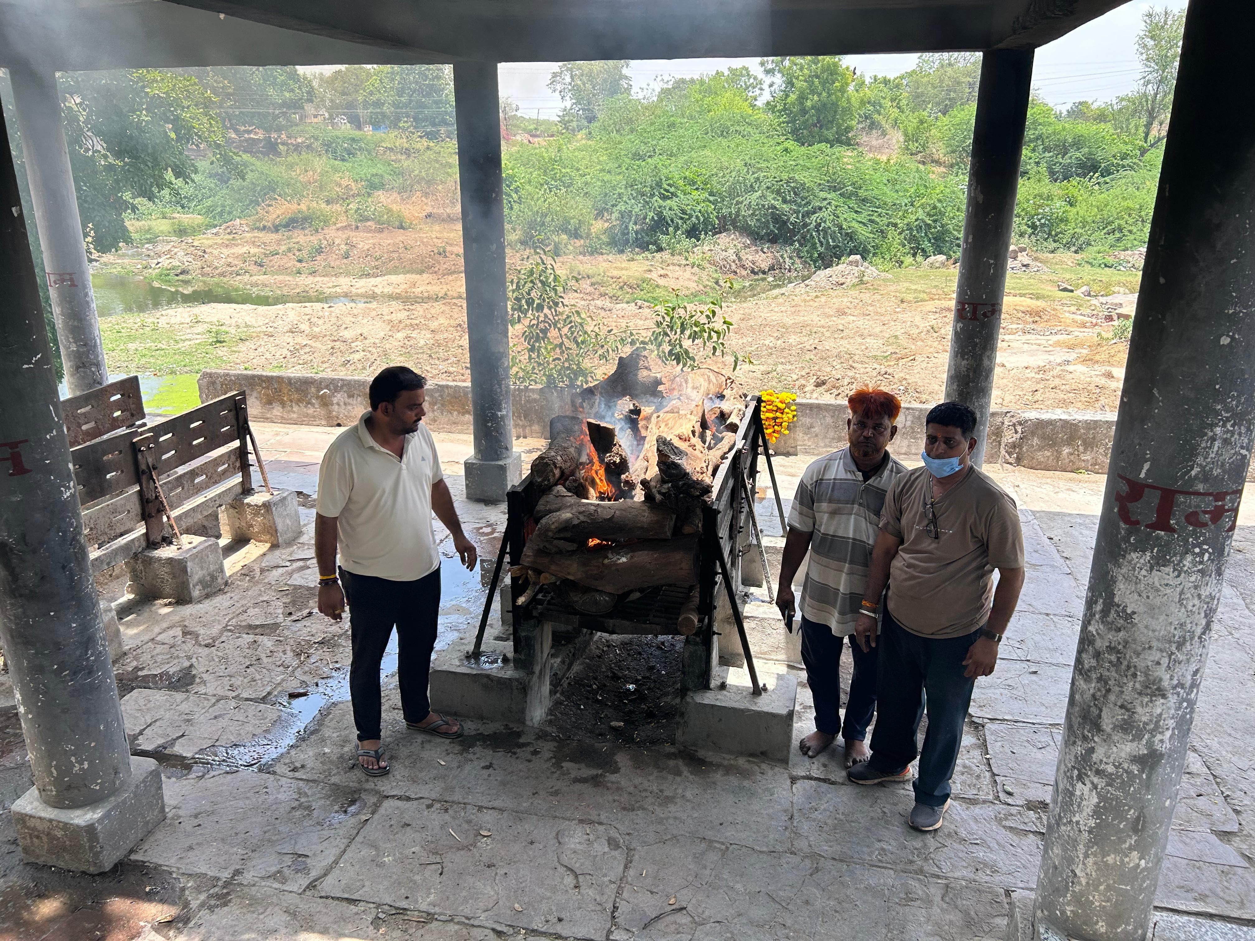 धर्म से बड़ी निकली 30 वर्षो की दोस्ती मुस्लिम दोस्त ने निभाया अंतिम फर्ज, हिंदू मित्र को हिंदू रीति-रिवाज से दी विदाई,