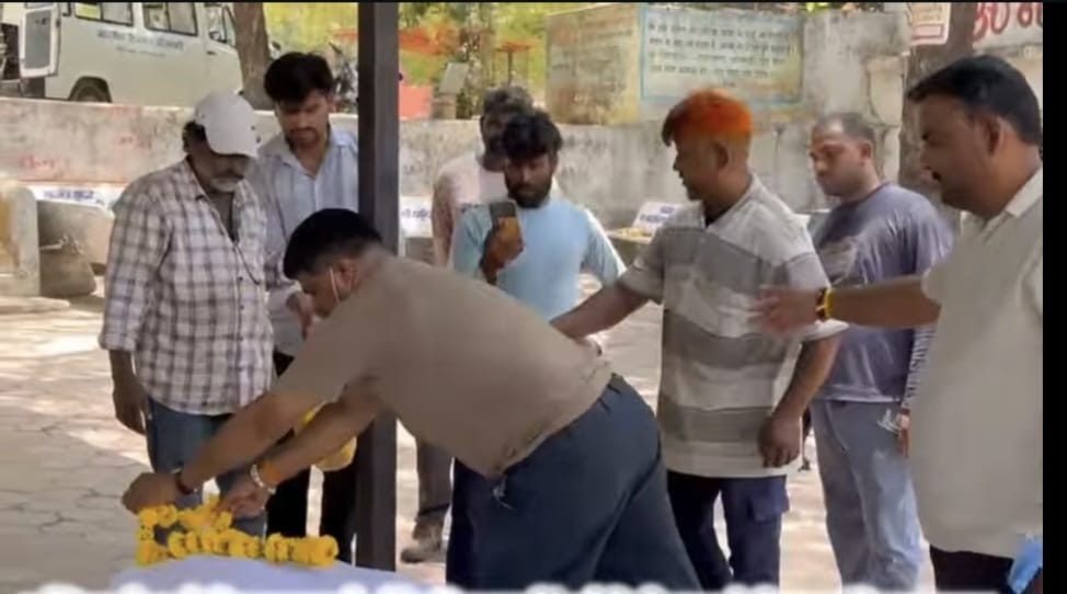 धर्म से बड़ी निकली 30 वर्षो की दोस्ती मुस्लिम दोस्त ने निभाया अंतिम फर्ज, हिंदू मित्र को हिंदू रीति-रिवाज से दी विदाई,