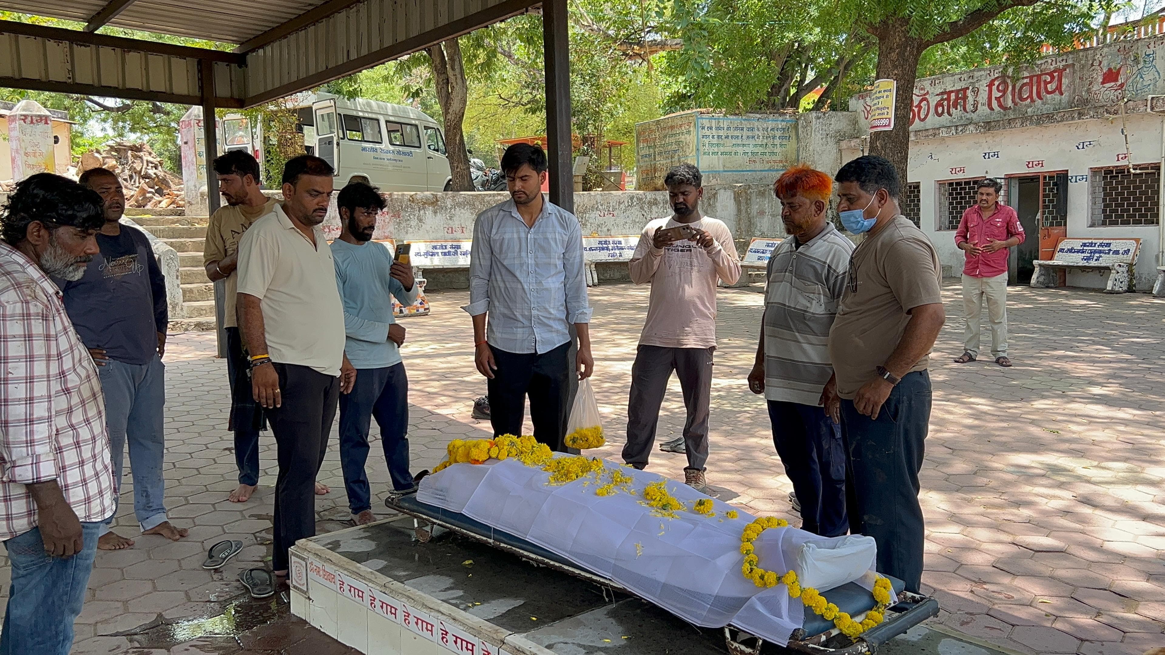 धर्म से बड़ी निकली 30 वर्षो की दोस्ती मुस्लिम दोस्त ने निभाया अंतिम फर्ज, हिंदू मित्र को हिंदू रीति-रिवाज से दी विदाई,