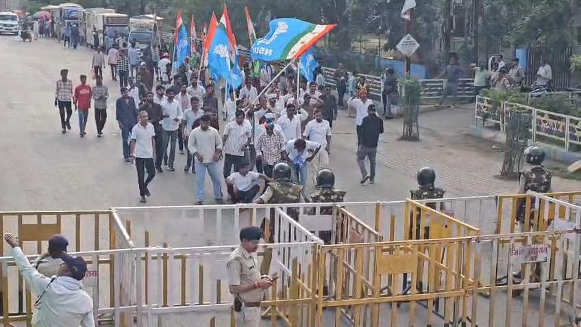 SC/ST हॉस्टल की समस्याओं को लेकर NSUI का प्रदर्शन, सांसद को ज्ञापन देने जा रहे छात्रों को पुलिस ने रोका