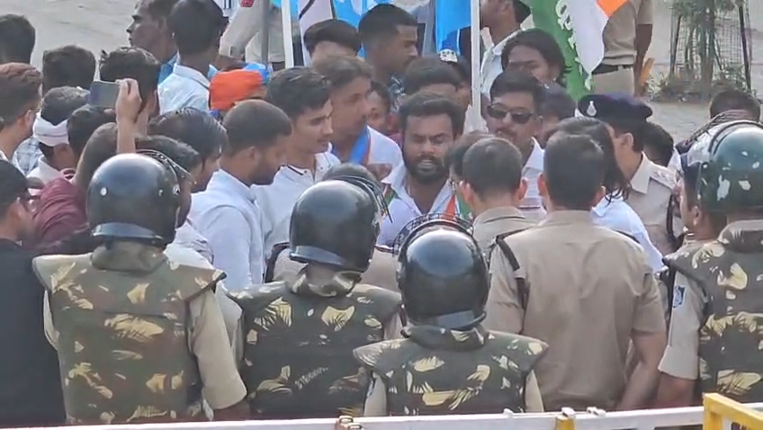 SC/ST हॉस्टल की समस्याओं को लेकर NSUI का प्रदर्शन, सांसद को ज्ञापन देने जा रहे छात्रों को पुलिस ने रोका
