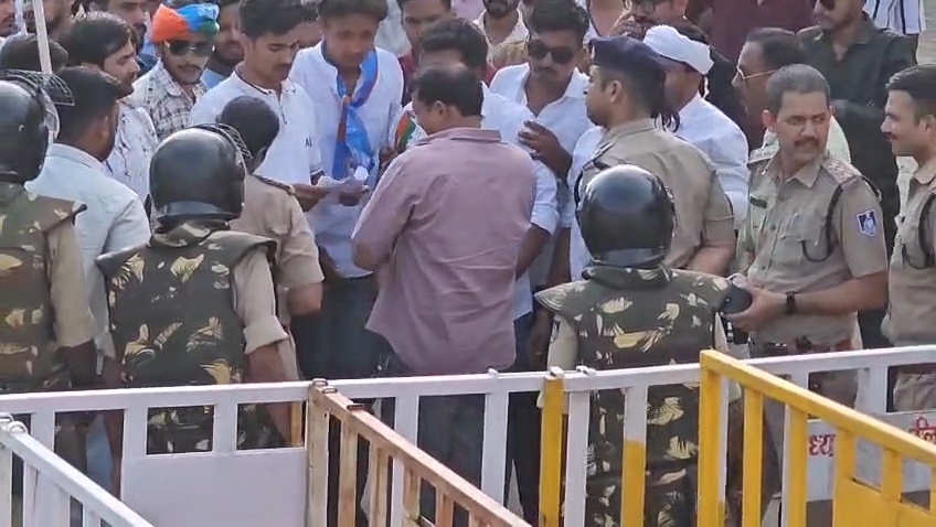 SC/ST हॉस्टल की समस्याओं को लेकर NSUI का प्रदर्शन, सांसद को ज्ञापन देने जा रहे छात्रों को पुलिस ने रोका