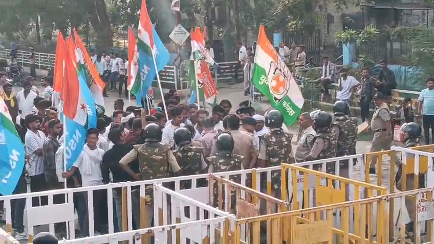 SC/ST हॉस्टल की समस्याओं को लेकर NSUI का प्रदर्शन, सांसद को ज्ञापन देने जा रहे छात्रों को पुलिस ने रोका