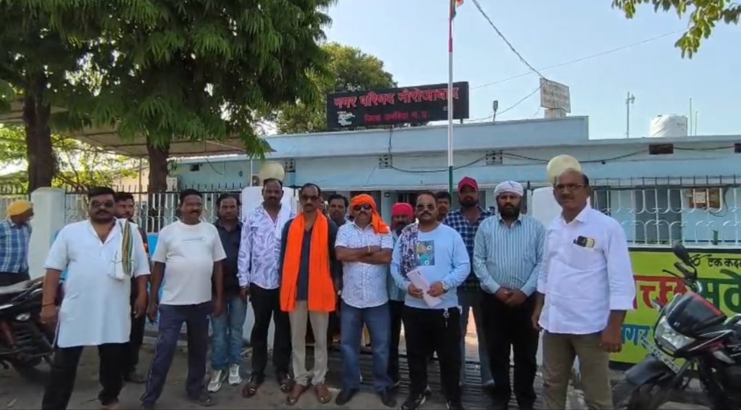  नौरोजाबाद उमरिया      फिर एक बार नगर परिषद नौरोजाबाद सुर्खियों में  कर्मचारियों का फूटा गुस्सा, CMO की गैरह