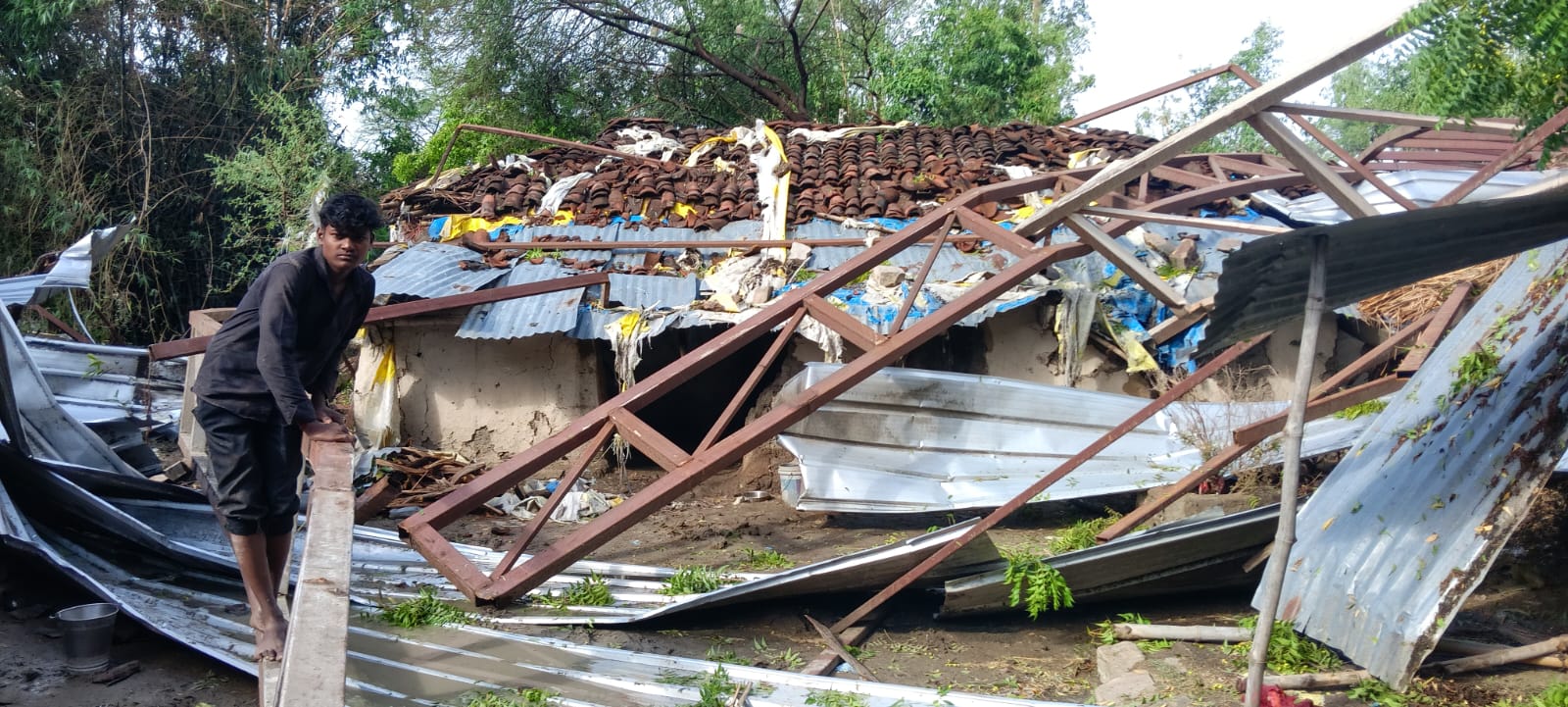 राइस मिल के धुएं और धूल से परेशान ग्रामीण, थाने पहुंचकर लगाई गुहार