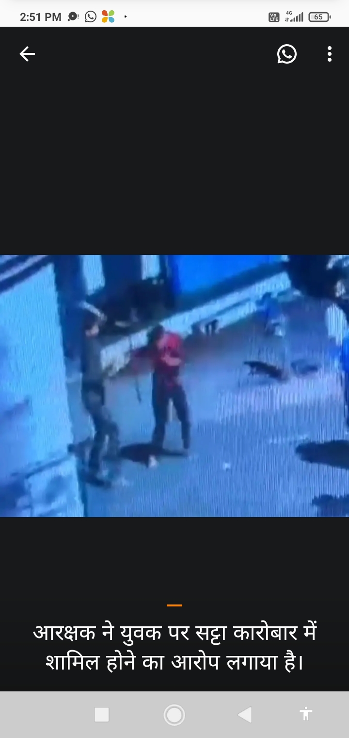 टीकमगढ़ में आरक्षक ने युवक को पीटा, VIDEO: गिरफ्तारी वारंट के बारे में पूछने पर मारपीट का आरोप, टीआई बोले-फुटेज की होगी जांच