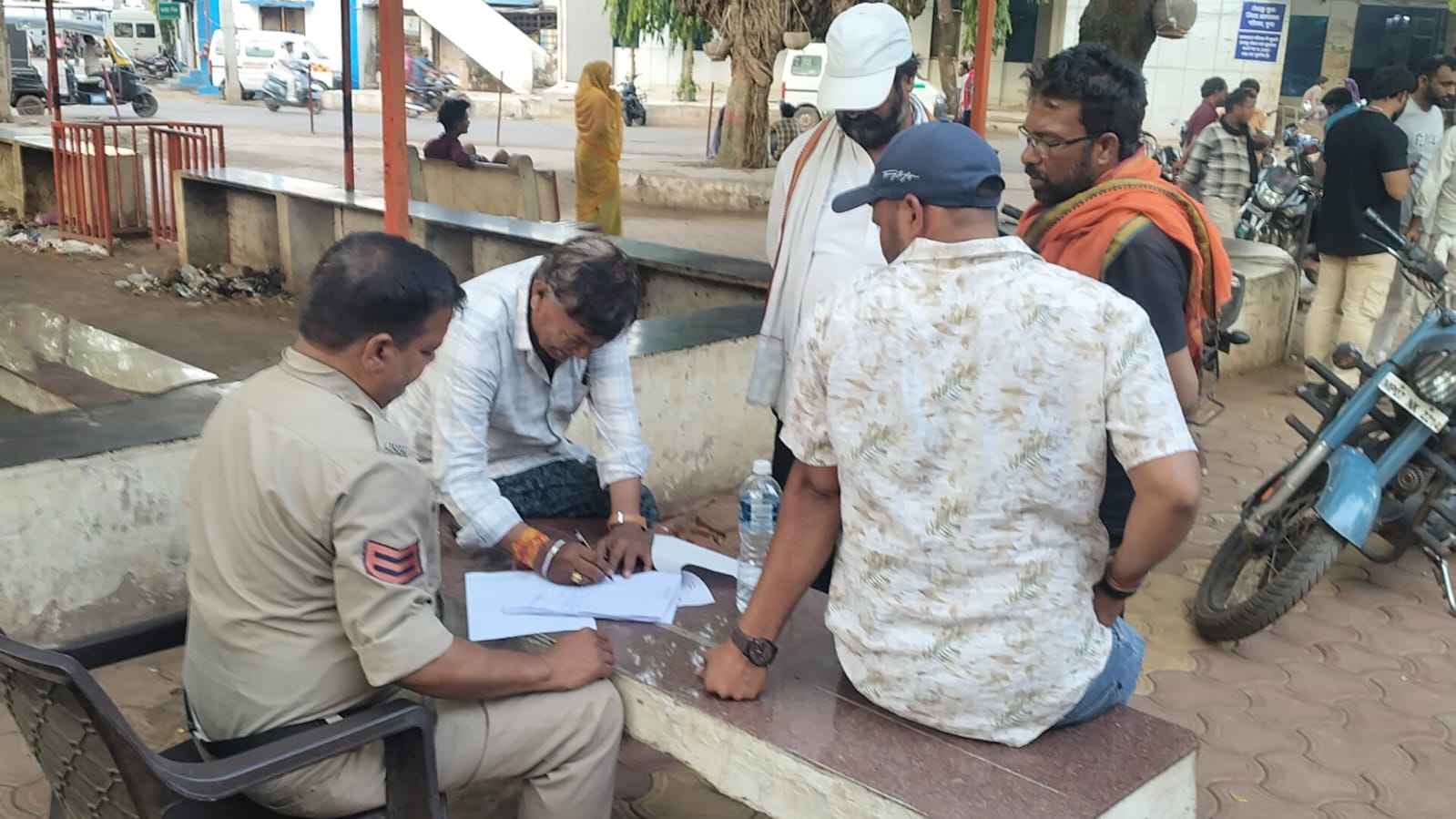 शहर के कैंट थाना इलाके में मावन गांव में मजदूरों से भरी एक पिकअप पलट गई। मजदूर चोरोल गांव में मंदिर पर दर्शन करने गए थे। हादसे में पांच लोग 