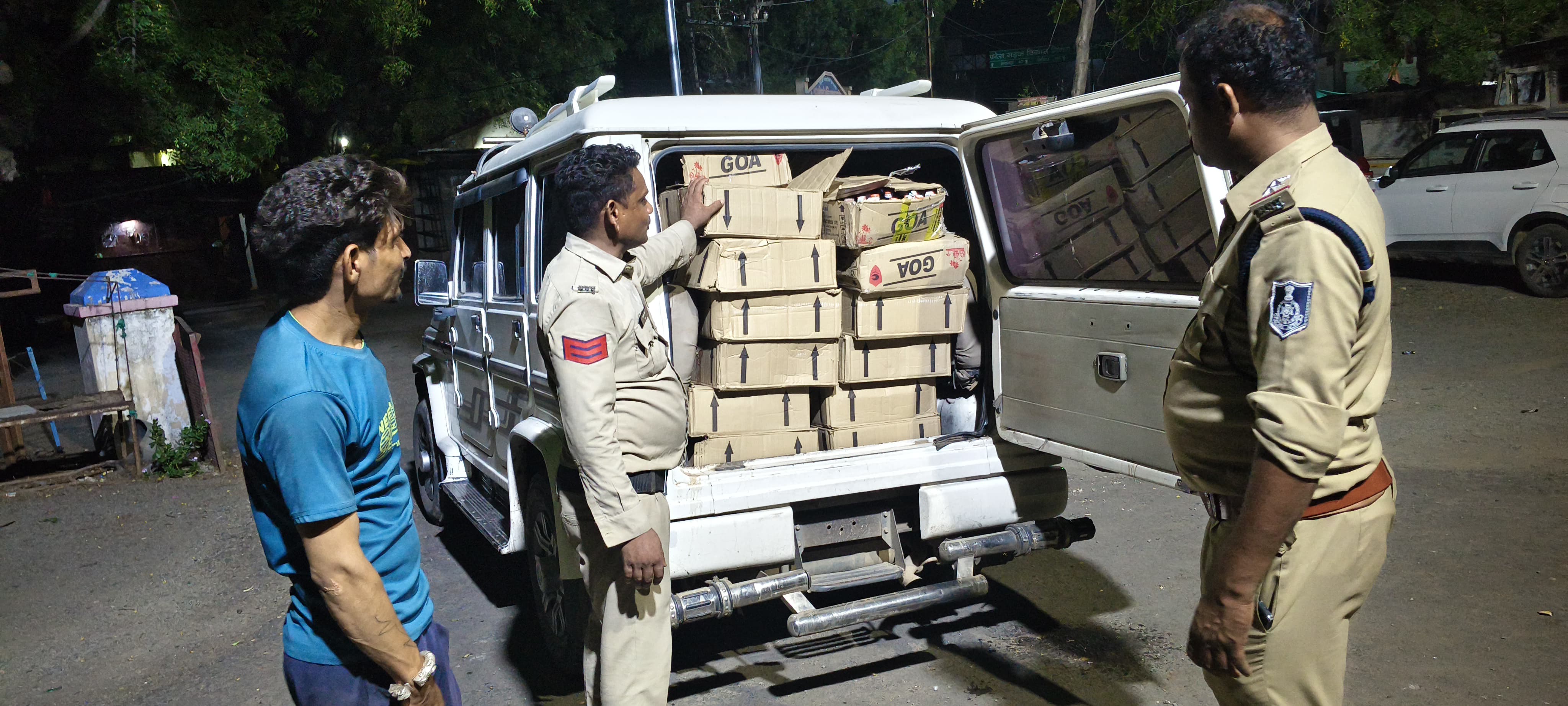 अवैध शराब के खिलाफ पुलिस का बड़ा एक्शन: दो थाना क्षेत्रों में छापेमारी, बोलेरो सहित 5.92 लाख की शराब जप्त 