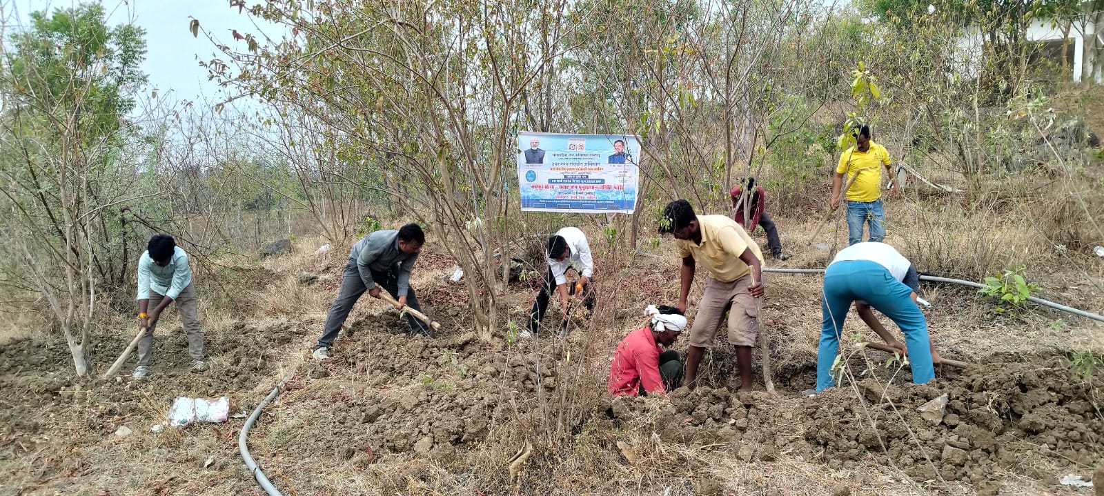 जल गंगा संवर्धन अभियान के तहत कंटूर ट्रेंच निर्माण से जल संरक्षण को मिल रही नई दिशा श्रीराम आरण्यक पहाड़ी चिनकी में करीब 350 कंटूर ट्रेंचों क