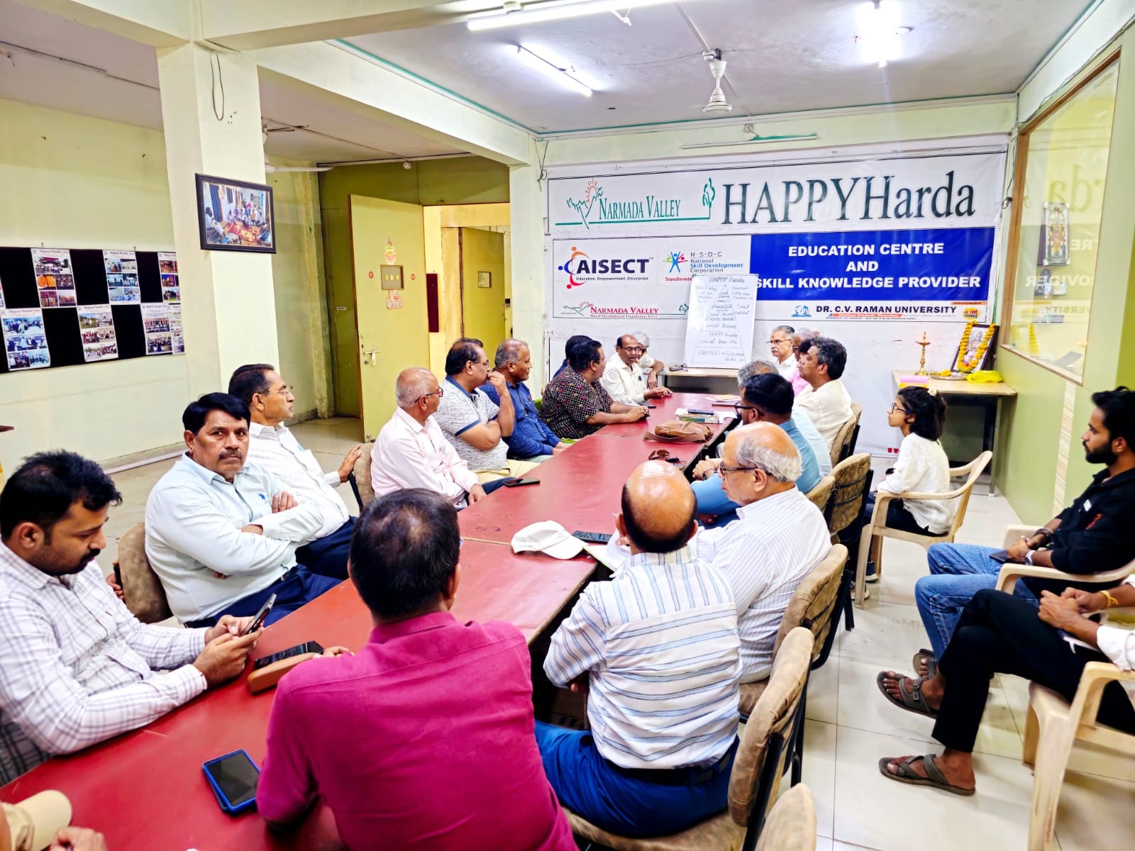 हरदा चेंबर ऑफ कॉमर्स जिला इकाई का गठन उद्योगपतियों एवं सिविल सोसाइटी के प्रतिनिधियों की एक महत्वपूर्ण बैठक आयोजित की गई