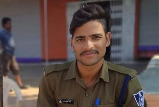 टीकमगढ़ में आरक्षक की दबंगई का वीडियो वायरल, नाबालिग से मारपीट के आरोप में निलंबित