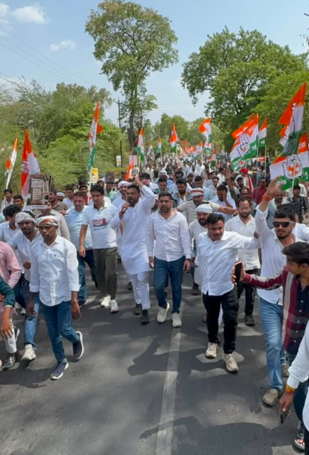 "युवाओं का हल्ला बोल: कलेक्टर कार्यालय पर चढ़ा जनआक्रोश, वाटर कैनन और गिरफ्तारियों के बीच गूंजा 'रोजगार दो, जवाब दो' का नारा"