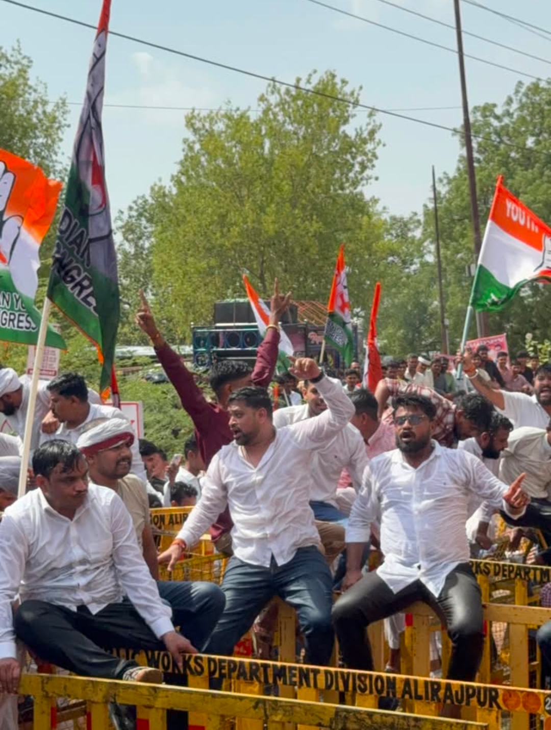 "युवाओं का हल्ला बोल: कलेक्टर कार्यालय पर चढ़ा जनआक्रोश, वाटर कैनन और गिरफ्तारियों के बीच गूंजा 'रोजगार दो, जवाब दो' का नारा"