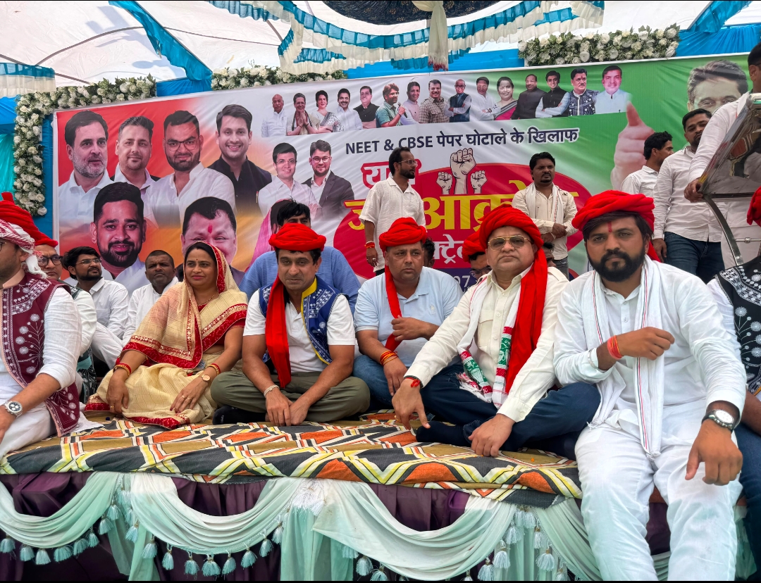 "युवाओं का हल्ला बोल: कलेक्टर कार्यालय पर चढ़ा जनआक्रोश, वाटर कैनन और गिरफ्तारियों के बीच गूंजा 'रोजगार दो, जवाब दो' का नारा"