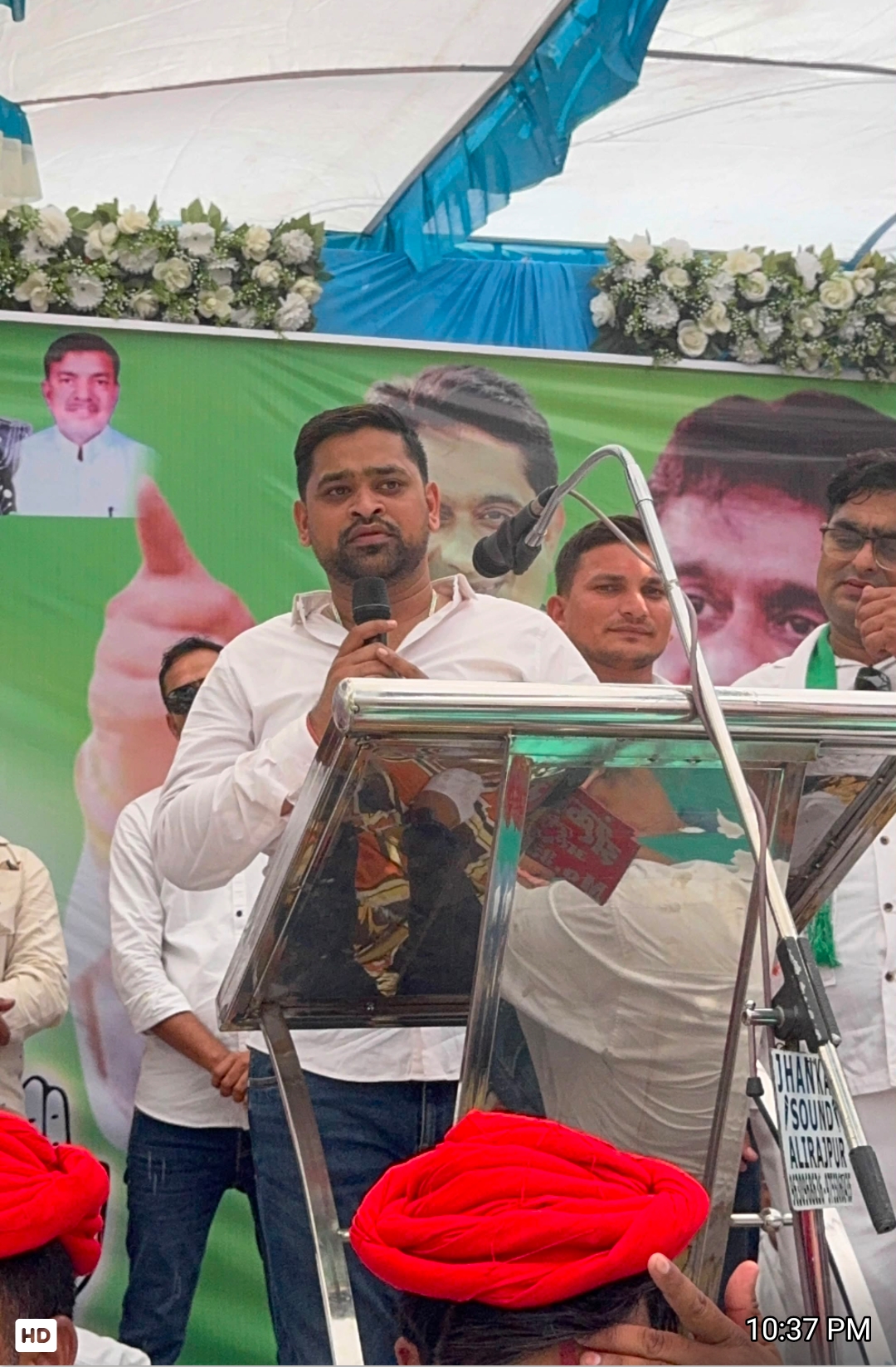 "युवाओं का हल्ला बोल: कलेक्टर कार्यालय पर चढ़ा जनआक्रोश, वाटर कैनन और गिरफ्तारियों के बीच गूंजा 'रोजगार दो, जवाब दो' का नारा"