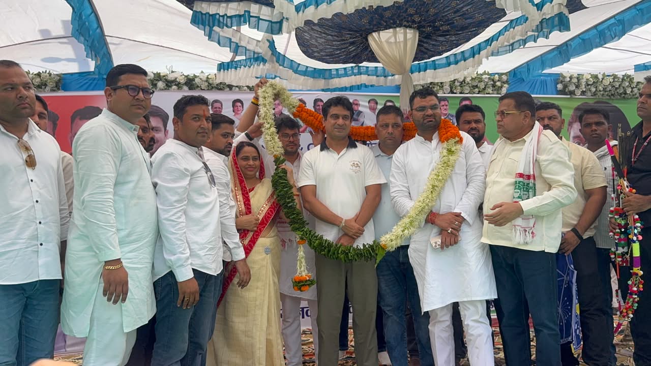 "युवाओं का हल्ला बोल: कलेक्टर कार्यालय पर चढ़ा जनआक्रोश, वाटर कैनन और गिरफ्तारियों के बीच गूंजा 'रोजगार दो, जवाब दो' का नारा"