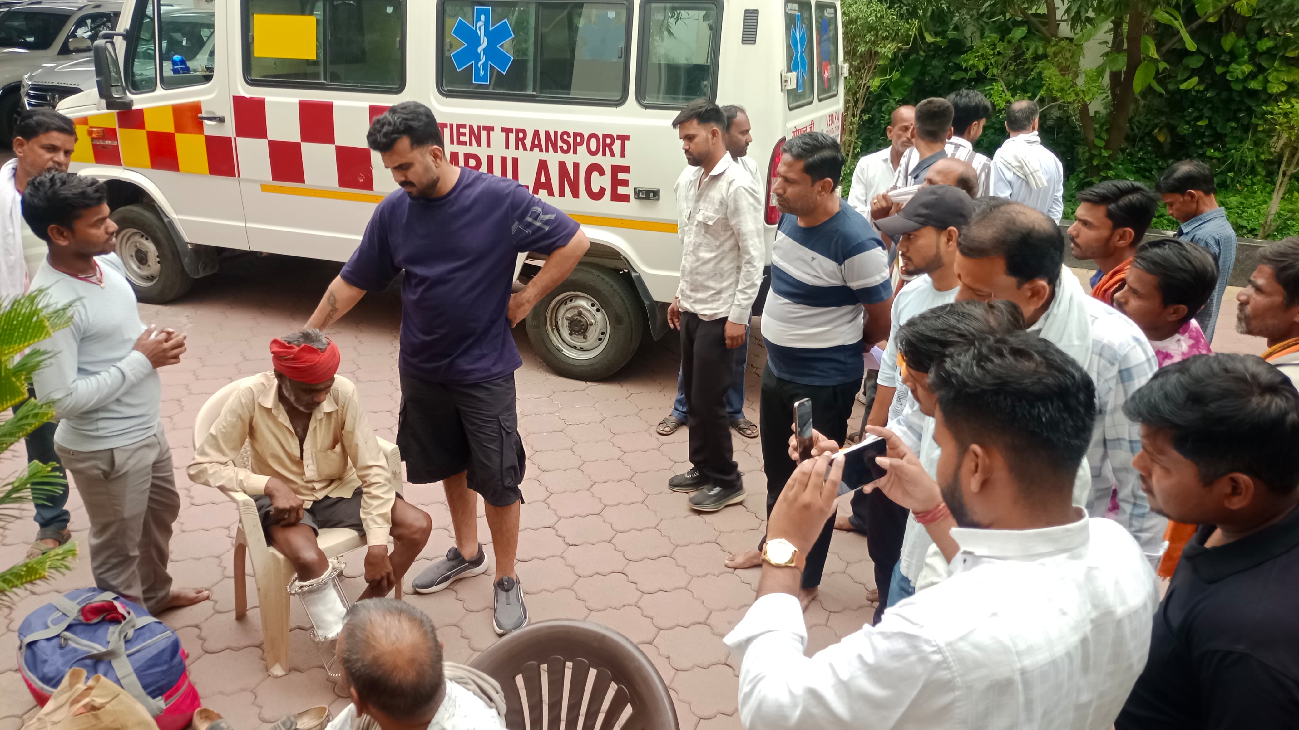 पूर्व मंत्री गोपाल भार्गव ने 28 मरीजों को उपचार के लिए एंबुलेंस के माध्यम से भोपाल भेजा