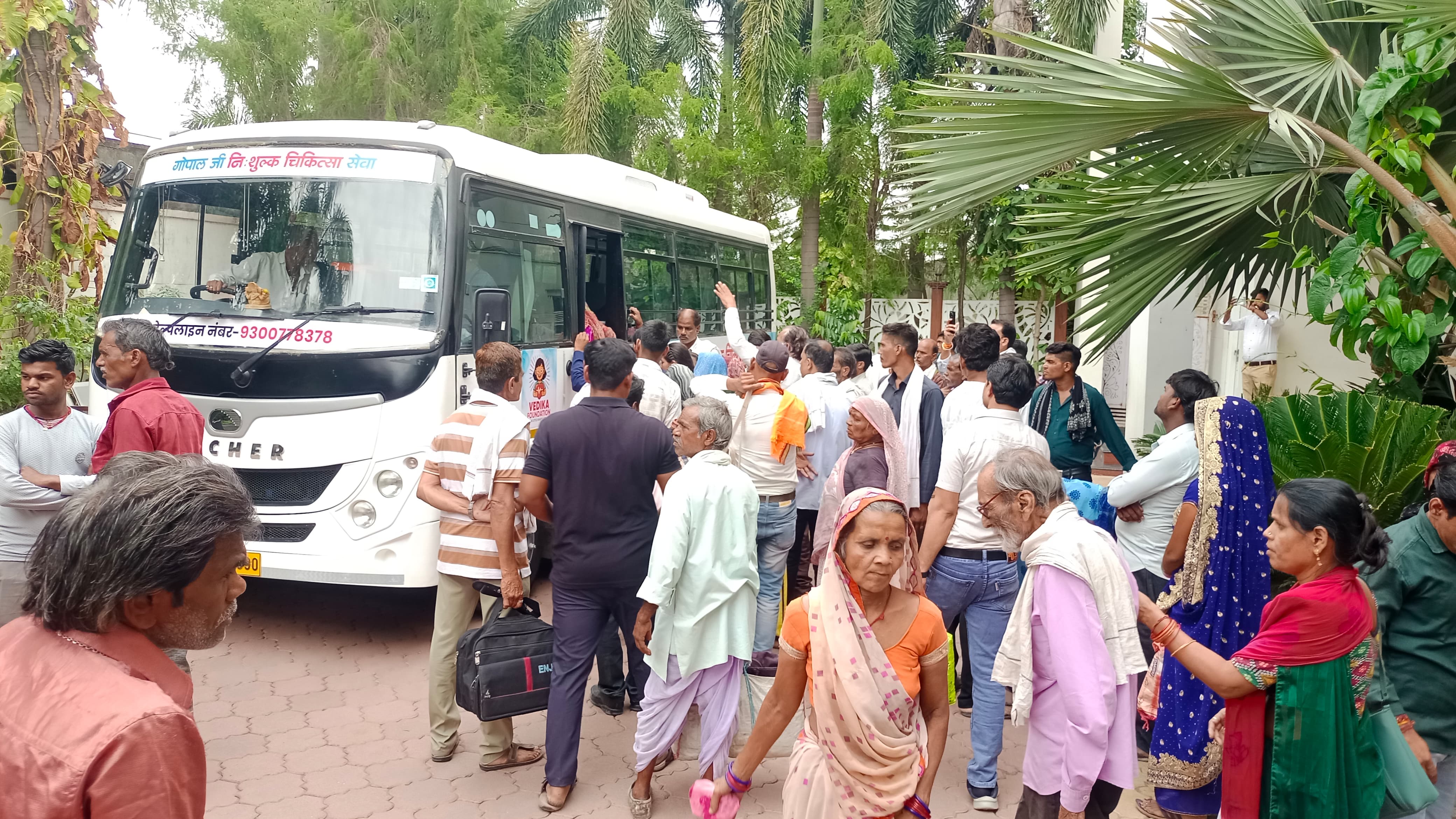 पूर्व मंत्री गोपाल भार्गव ने 28 मरीजों को उपचार के लिए एंबुलेंस के माध्यम से भोपाल भेजा