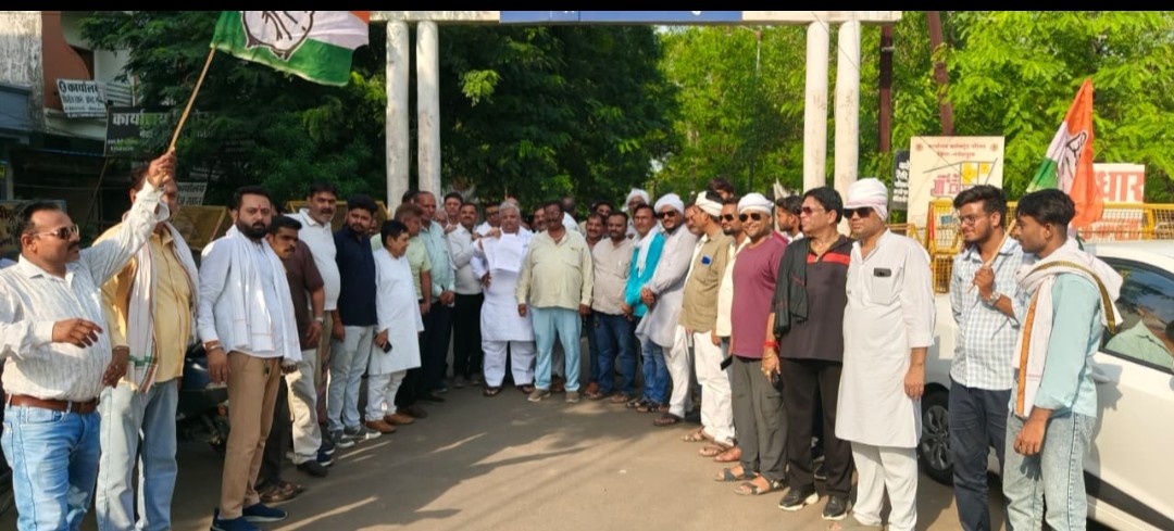 नगर कांग्रेस ने विभिन्न जनसमस्याओं को लेकर सौंपा ज्ञापन